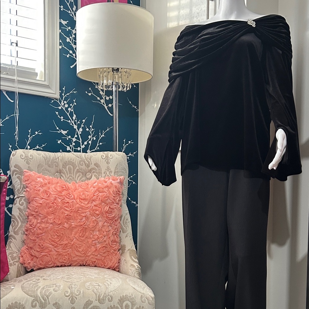 Chic Black Velvet Off-Shoulder Blouse - Picture 6 of 15